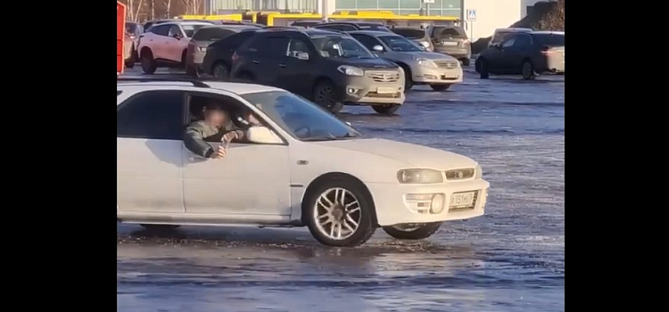 В Ярославле оштрафовали водителя за дрифт у торгового центра