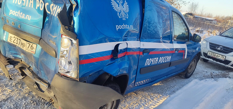 В Ярославской области произошло массовое ДТП с участием автомобиля «Почты России»_228700