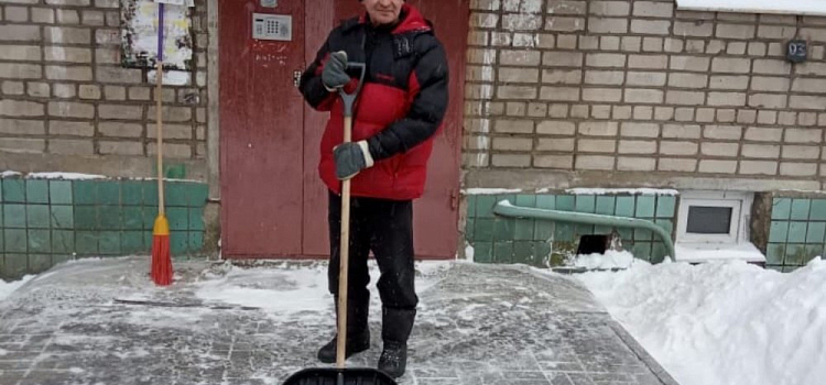 Один расчистил улицу от снегопада: ярославцы благодарят дворника