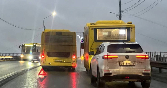 «Никитин поставил автобус ещё до начала матча»: Заволжский район Ярославля намертво встал в пробку