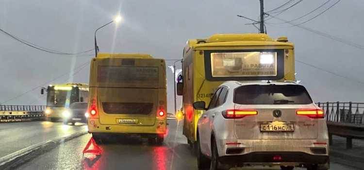 «Никитин поставил автобус ещё до начала матча»: Заволжский район Ярославля намертво встал в пробку