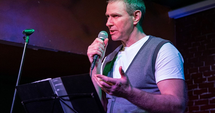 «Мне не нужно играть. Мои стихи — невыдуманные»: ярославский поэт о честности на сцене и в жизни