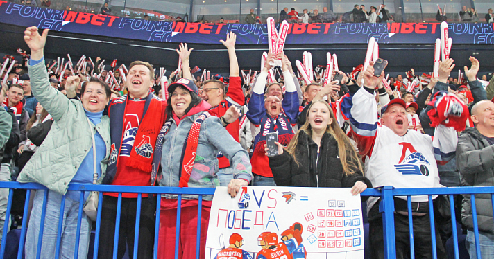 Женщин на хоккее стало больше: к старту плей-офф составили цифровой портрет болельщика «Локомотива»