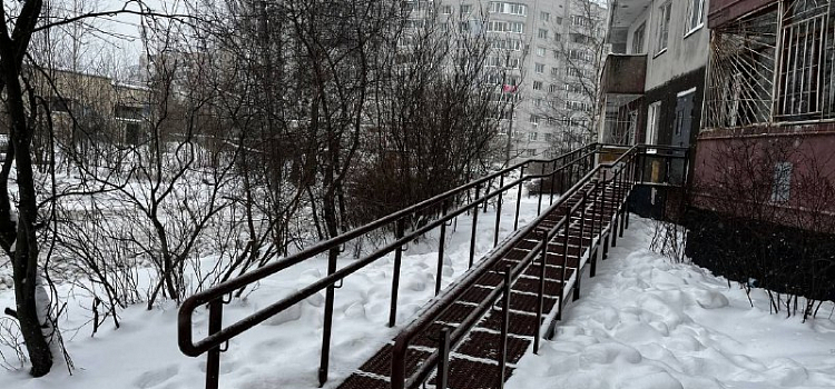 «Много лет сидела у окна, не выходя»: в Ярославле установили пандус для жительницы на инвалидной коляске_310008