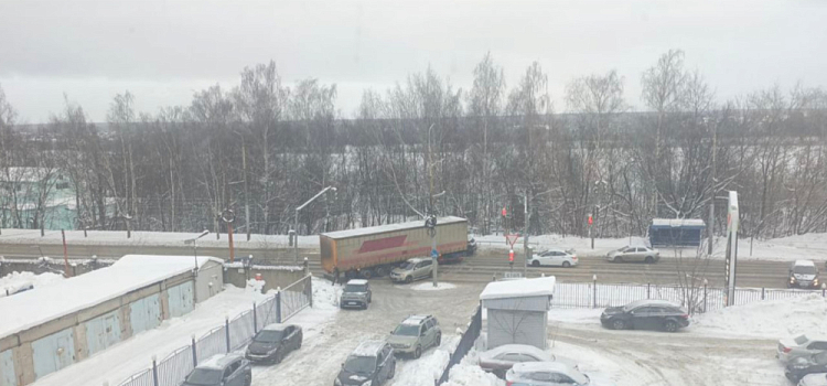 В Ярославле из-за аварии полностью перекрыта улица