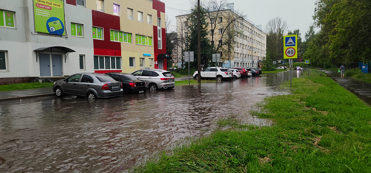 Некоторые районы Ярославля затопило после вечерней грозы_298450