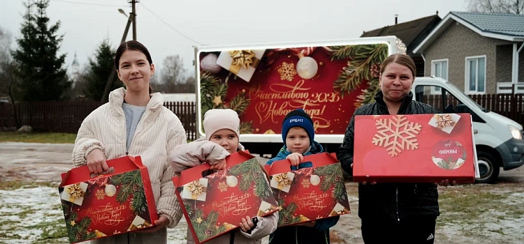 Дмитрий Миронов поздравил с наступающим Новым годом семьи участников СВО, многодетных и воспитывающих детей-инвалидов в Ярославской области_308861