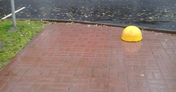 На обновленных тротуарах центра Ярославля треснули канализационные люки