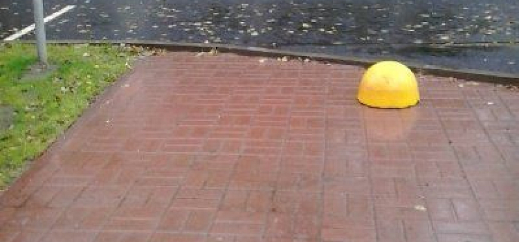 На обновленных тротуарах центра Ярославля треснули канализационные люки