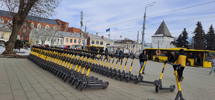 Тротуары или дороги: в ярославской ГАИ рассказали, где должны ехать самокаты и электровелосипеды
