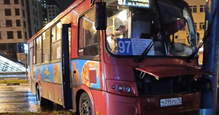 В Ярославле маршрутка врезалась в столб: видео