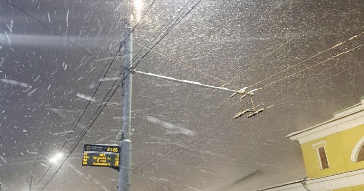 Метель вечером — пробки утром: Ярославль встретил утро после снегопада