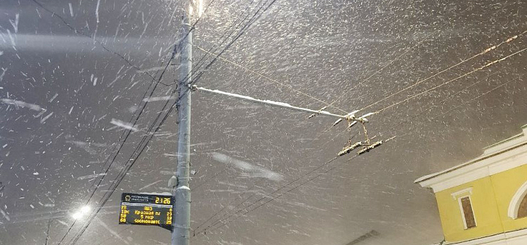 Метель вечером — пробки утром: Ярославль встретил утро после снегопада