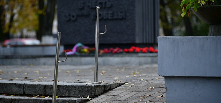 В сквере на Чайковского заново оборудуют перила, которые пострадали от рук вандалов
