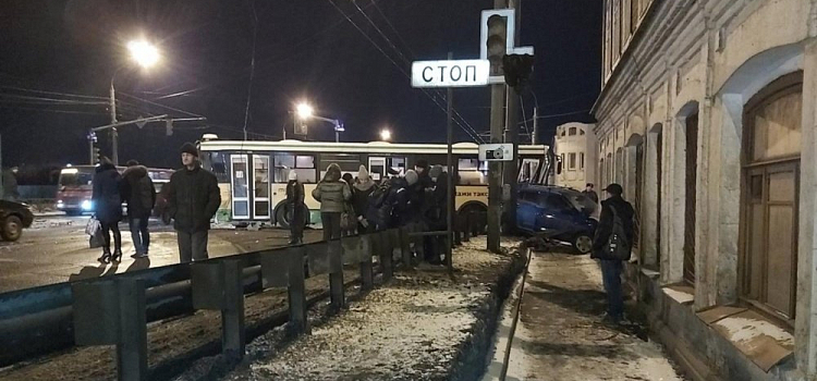 ДТП с участием автобусов на Московском проспекте Ярославля: видео и подробности
