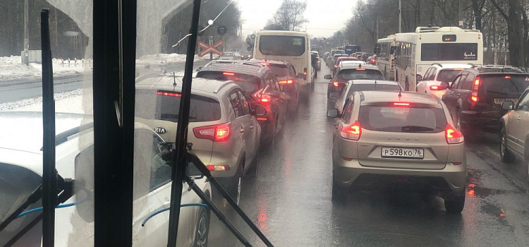 Ярославль встал в восьмибалльные пробки