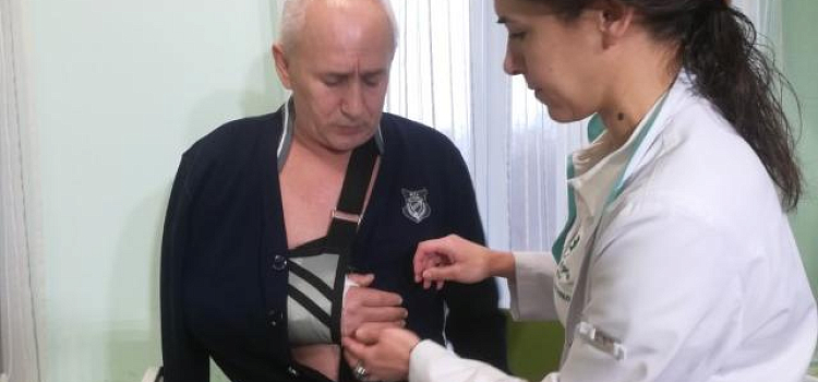Врачи ярославской больницы спасли мужчине руку, оторванную транспортером