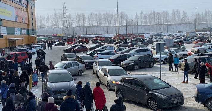 Толпа людей выбежала на улицу: что происходит в ТЦ в Ярославле