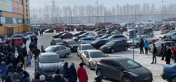 Толпа людей выбежала на улицу: что происходит в ТЦ в Ярославле