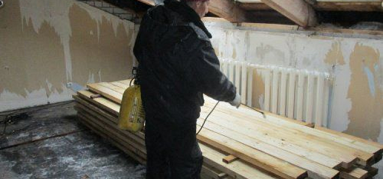 В Красноперекопском районе Ярославля ремонтируют сгоревшую крышу дома 