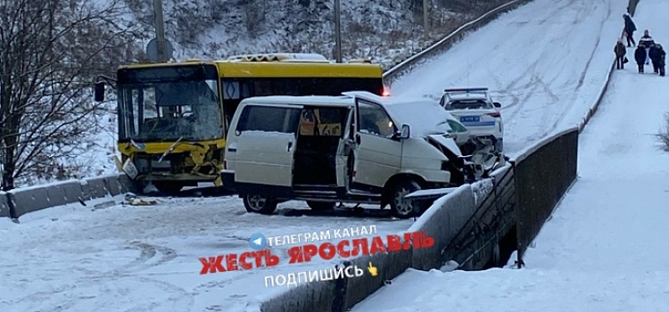 В Дзержинском районе Ярославля в ДТП с участием автобуса пострадали три человека