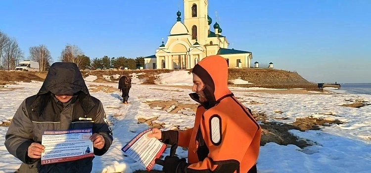 За день лёд внезапно растаял: на Рыбинском водохранилище чуть не утонули двое рыбаков_313543
