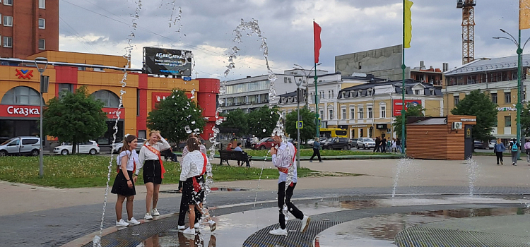 Ярославцы остались без туалета, фонтана и освещения на площади Юности