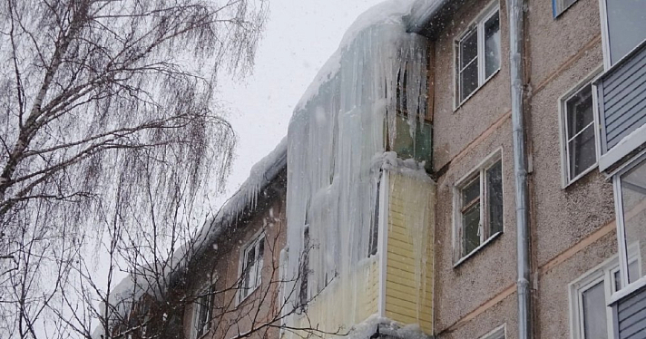 «Не знаешь, откуда прилетит!»: ярославцы массово жалуются на свисающие с крыш сосульки