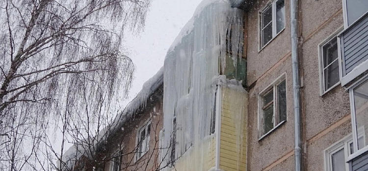 «Не знаешь, откуда прилетит!»: ярославцы массово жалуются на свисающие с крыш сосульки