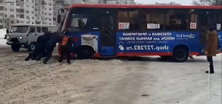 «Ямы и канавы»: ярославцы записали клип о местных дорогах