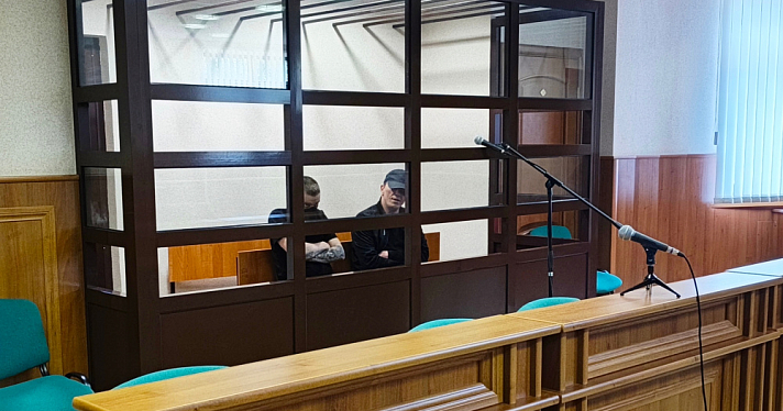 Рисовали запрещённые надписи и подожгли релейный шкаф: в Ярославле приговор услышали двое диверсантов