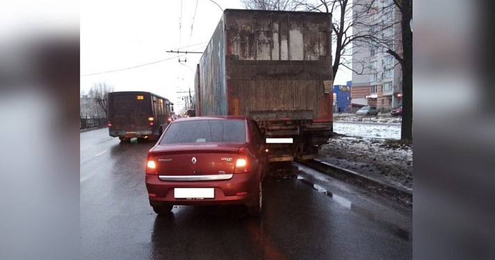 Врезался в фуру: в Ярославле произошло ДТП