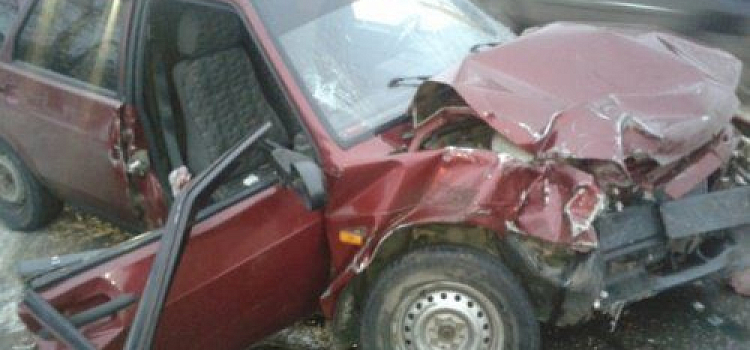 В Рыбинске столкнулись три автомобиля: есть пострадавшие 