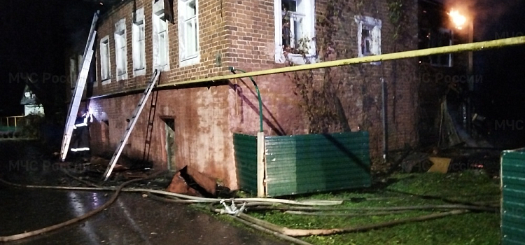 В Вятском сгорела крыша старинного купеческого дома