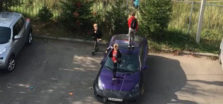 Прыгали на крыше иномарки: ярославцы сняли на видео хулиганов