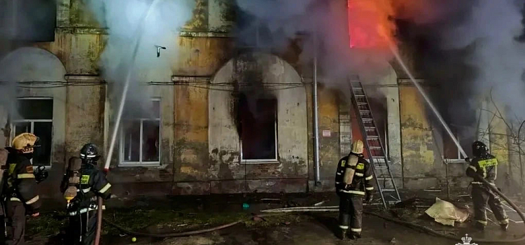 Десятки человек без жилья: пожар уничтожил бывшие склады Ярославской большой мануфактуры_313669