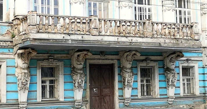 Градозащитница Ольга Мазанова задала вопросы о законности работ на фасаде «Дома Дунаева» с атлантами