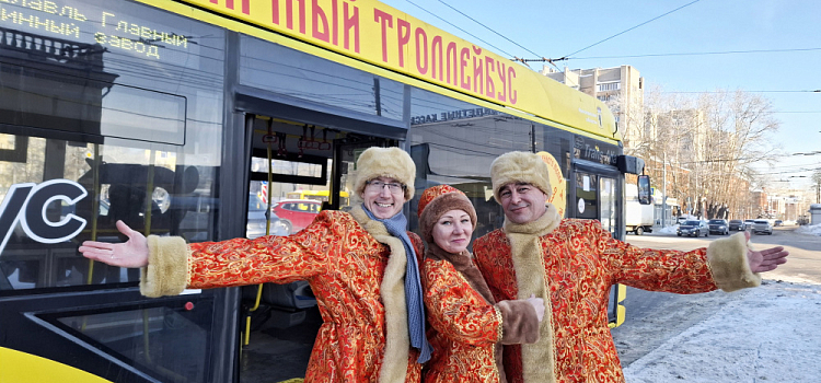 «Почто мимо проходите?»: ярославцам поднимает настроение масленичный троллейбус