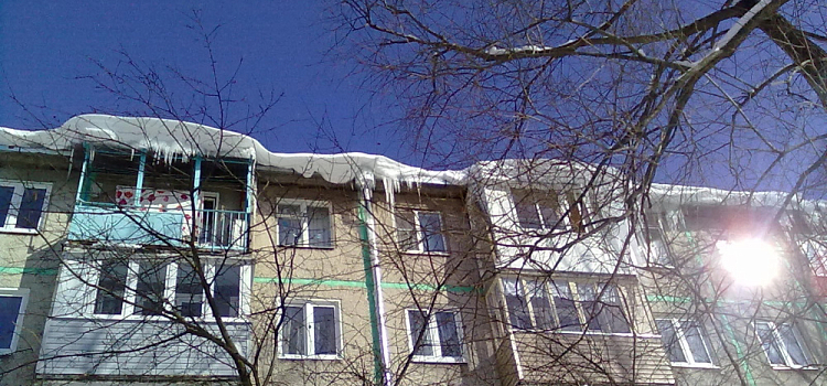 В Ярославской области девушка получит компенсацию за упавший с крыши здания снег
