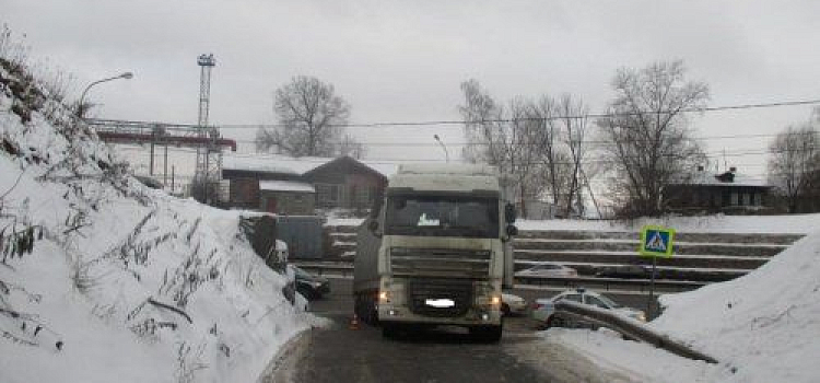 В Ярославле на Московском проспекте водитель фуры сбил пешехода 
