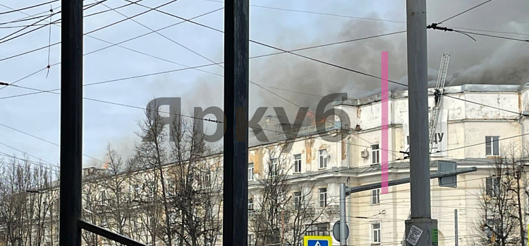 В центре Ярославля в «сталинке» начался мощный пожар — прямая трансляция