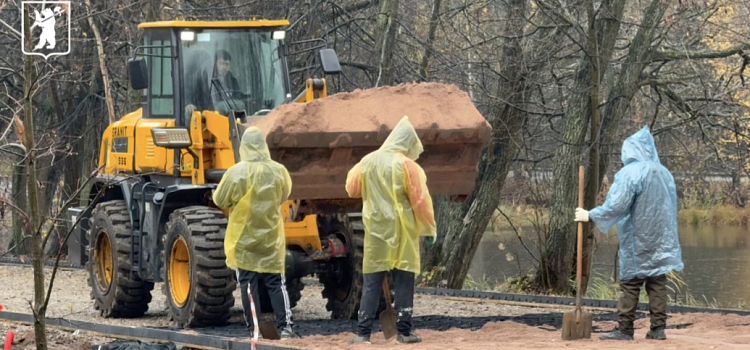В Петропавловском парке Ярославля оформляют пешеходные дорожки_306203