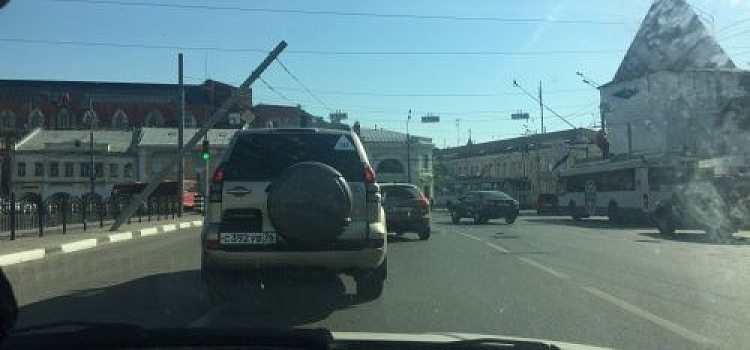 В Ярославле на Богоявленской площади упал электрический столб: встали троллейбусы