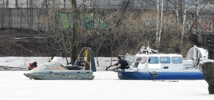 Ярославские спасатели эвакуировали восемь человек с неисправного судна
