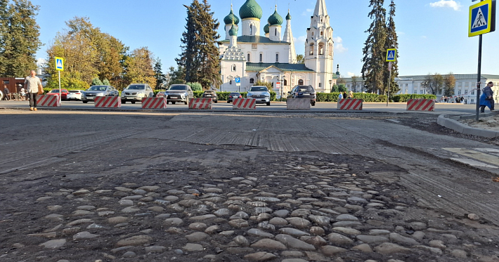 В центре Ярославля решили сохранить показавшуюся старинную булыжную мостовую
