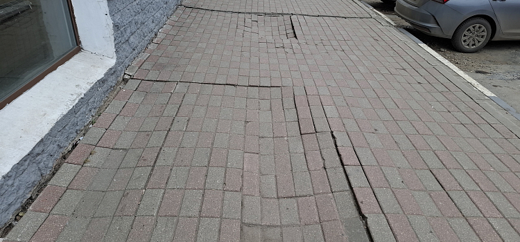 Ярославцев напугали проседающие асфальт и плитка на улице Депутатской_294747