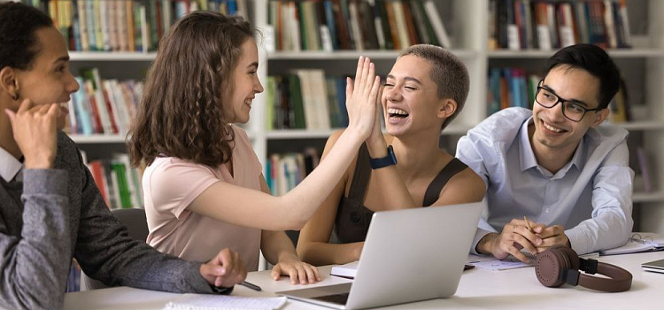 Для ярославских школьников и студентов запустили ИИ-ассистентов для учёбы и создания изображений