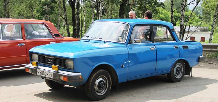 Снова в строю. В Ярославской области прошёл масштабный автопробег машин прошлого века_298171