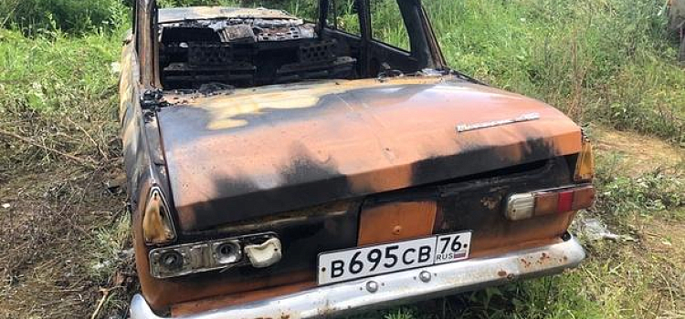 В Ярославле ночью сгорел «Москвич»: видео _165837