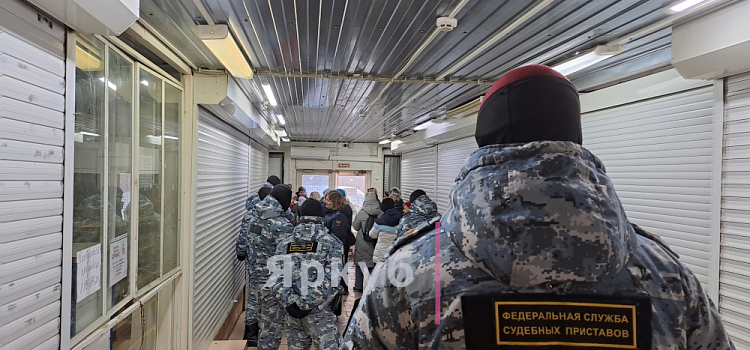 Продавцы в слезах: судебные приставы нагрянули в брагинский «Аквилон»